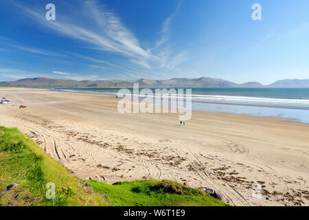 Spiaggia di pollice, meraviglioso 5km lungo tratto della gloriosa di sabbia e dune, popolare per il surf, nuoto e pesca, situato sulla penisola di Dingle, County Foto Stock