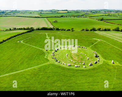 Ballynoe stone circle, un preistorico Età del Bronzo tumulo circondato da una struttura circolare di pietre in piedi risalenti al periodo neolitico, C Foto Stock