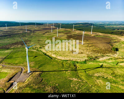 Vista aerea di turbine eoliche per la generazione di potenza, situato nella famosa regione del Connemara, nella contea di Galway, Irlanda Foto Stock