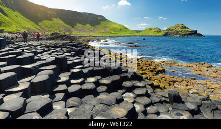 Giants Causeway, un'area di forma esagonale pietre di basalto, creato dal vulcanico antica eruzione fissurale, County Antrim, Irlanda del Nord. Famosa località turistica att Foto Stock