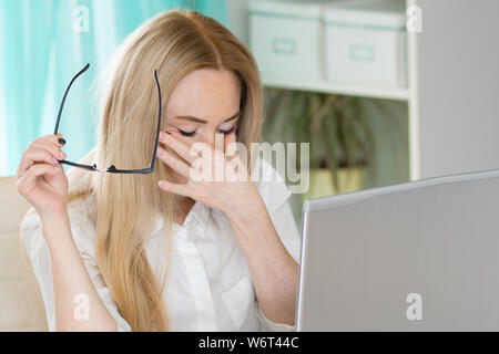 Stanco donna giovane studente sensazione di affaticamento della vista cattiva visione offuscata sfregamento asciutto occhi irritati decollare bicchieri dopo il computer di lavoro, affaticato teen ragazza s Foto Stock