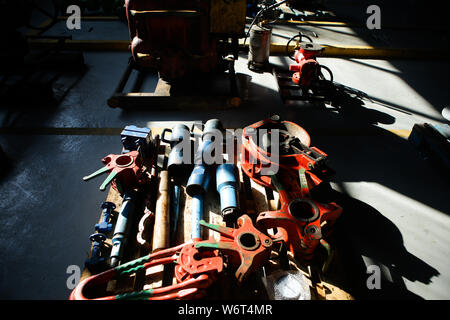 La profondità di campo di una immagine con ferro da stiro apparecchiature industriali utilizzate nel petrolio e gas industria di foratura prevista sul terreno di un workshop Foto Stock