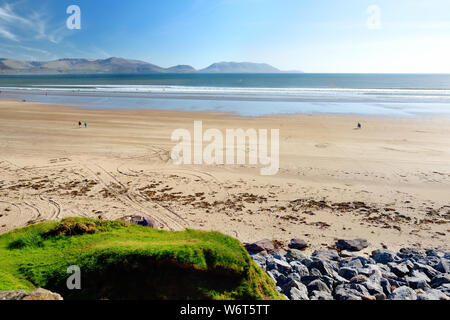 Spiaggia di pollice, meraviglioso 5km lungo tratto della gloriosa di sabbia e dune, popolare per il surf, nuoto e pesca, situato sulla penisola di Dingle, County Foto Stock