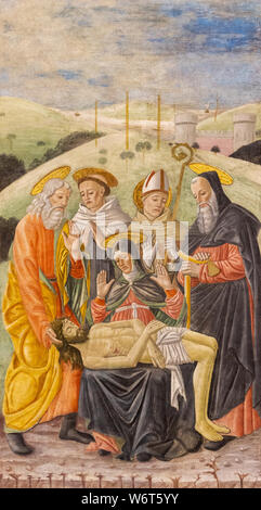 Un affresco della Vergine addolorata Maria con Gesù crocifisso in "Santa Maria del Carmine" (chiesa Santa Maria del Carmelo) di Pavia. Foto Stock