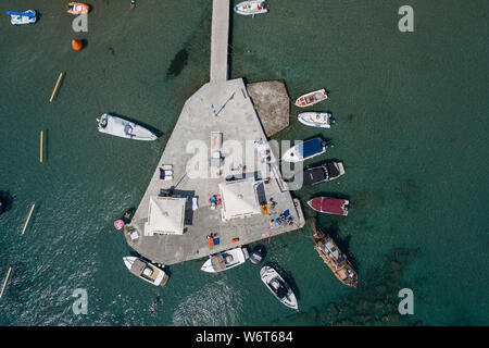 Atene. 2 agosto, 2019. Foto scattata il 2 agosto 2019 mostra una veduta aerea di varchiza, uno dei più grandi e più popolari spiagge di Attica, in Atene, Grecia. Migliaia si precipitò per le spiagge di venerdì per sfuggire alla calura, con temperature che si eleva al di sopra di 40 gradi Celsius. Credito: Lefteris Partsalis /Xinhua Foto Stock