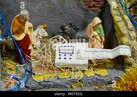 Presepe durante l Avvento con cardiotocograph/elettronico monitor fetale (EMF) invece del Bambino Gesù. Foto Stock