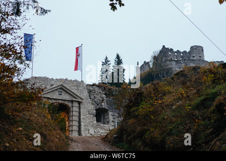 Il Castello di Ehrenberg rovine nelle Alpi austriache, vicino a Reutte sul tedesco - confine austriaco. Foto Stock