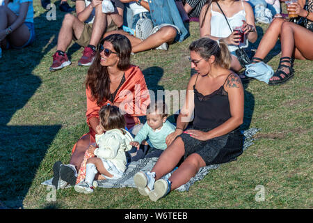 Le persone che si godono la calda serata estiva in un parco pubblico a Porto, Portogallo Foto Stock