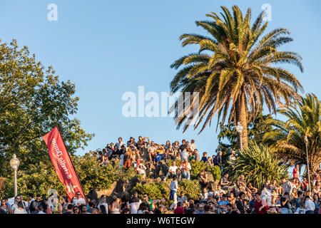 Le persone che si godono la calda serata estiva in un parco pubblico a Porto, Portogallo Foto Stock