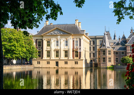 Mauritshuis Museum l'Aia con l'ufficio del primo ministro olandese accanto a Het Torentje o la piccola torre sul laghetto di Hofvijver Foto Stock