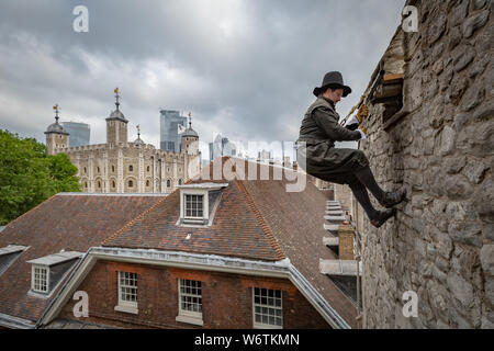 'Torre fuga' un drammatico vivere il quotidiano Svago presso la Torre di Londra. Uno stunt performer ricrea una famigerata 1597 corda doppia fuga da John Gerard. Foto Stock