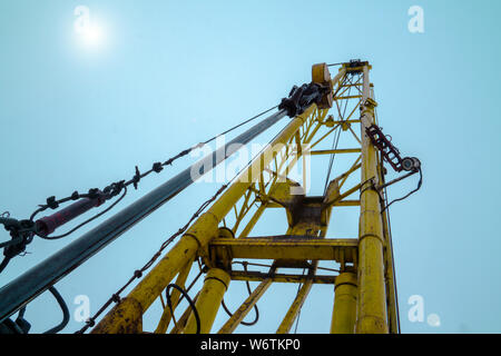 Supporti di perforazione offshore rig in cantiere per la manutenzione. Eseguire un intervento di riparazione di un pozzo di petrolio. Attrezzature di campi di olio Foto Stock