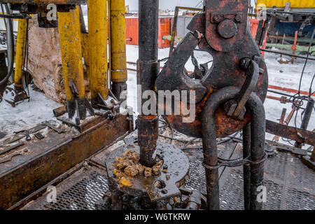 Supporti di perforazione offshore rig in cantiere per la manutenzione. Eseguire un intervento di riparazione di un pozzo di petrolio. Attrezzature dei giacimenti di petrolio. Foto Stock