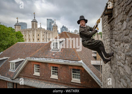 'Torre fuga' un drammatico vivere il quotidiano Svago presso la Torre di Londra. Uno stunt performer ricrea una famigerata 1597 corda doppia fuga da John Gerard. Foto Stock