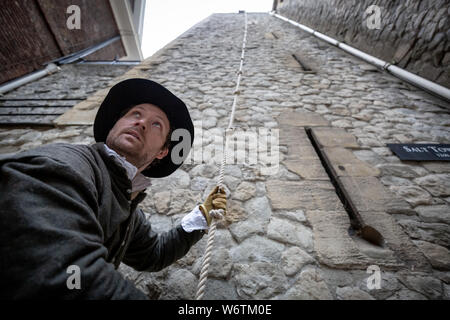 'Torre fuga' un drammatico vivere il quotidiano Svago presso la Torre di Londra. Uno stunt performer ricrea una famigerata 1597 corda doppia fuga da John Gerard. Foto Stock