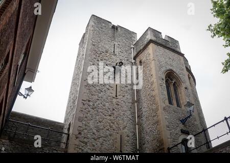 'Torre fuga' un drammatico vivere il quotidiano Svago presso la Torre di Londra. Uno stunt performer ricrea una famigerata 1597 corda doppia fuga da John Gerard. Foto Stock