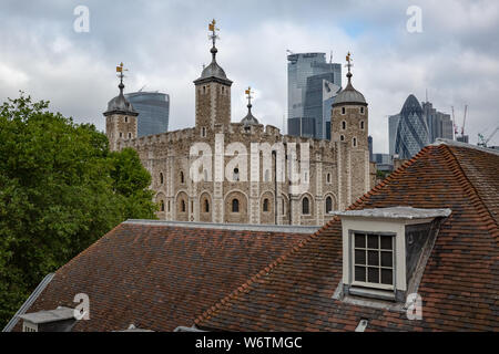 'Torre fuga' un drammatico vivere il quotidiano Svago presso la Torre di Londra. Uno stunt performer ricrea una famigerata 1597 corda doppia fuga da John Gerard. Foto Stock