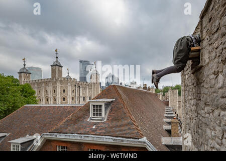 'Torre fuga' un drammatico vivere il quotidiano Svago presso la Torre di Londra. Uno stunt performer ricrea una famigerata 1597 corda doppia fuga da John Gerard. Foto Stock