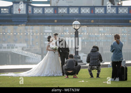 Londra, Regno Unito. Il 2 agosto 2019. La mattina presto Asian location matrimonio fotografia vicino al Tower Bridge. Credito: Guy Corbishley/Alamy Live News Foto Stock