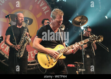 Wickham, Hampshire, 2 agosto 2019. Livello 42 esecuzione dal vivo sul palco, Wickham Festival. Wickham, Hampshire, UK Credit: Dawn Fletcher-Park/Alamy Live News Foto Stock