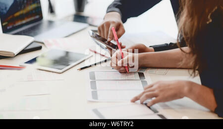 Graphic designer UI UX schizzo creativo pianificazione delle applicazioni web per smart phone Foto Stock