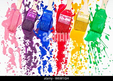 Pennelli tinta di gocciolamento di vari colori Foto Stock