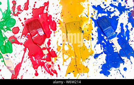 Pennelli tinta di gocciolamento di vari colori Foto Stock