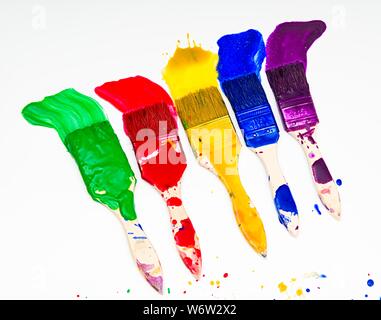 Pennelli tinta di gocciolamento di vari colori Foto Stock