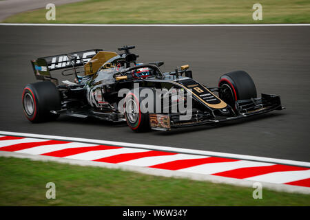 Haas F1 del Team pilota francese Romain Grosjean compete durante la prima sessione di prove libere ungherese della F1 Grand Prix. Foto Stock