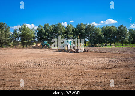 Livellamento dei trattori nel campo. Foto Stock