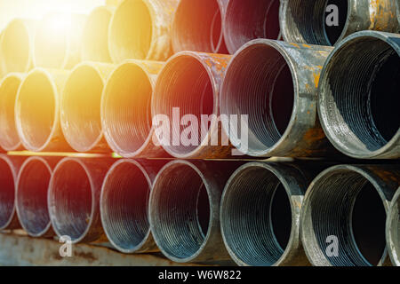 Di alta qualità in acciaio zincato o tubo di alluminio e cromo tubi inox nella pila in attesa di spedizione in magazzino. Foto Stock