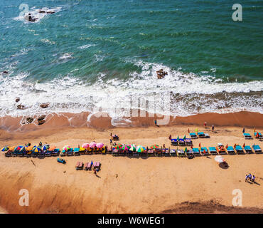 Vista superiore della spiaggia di Goa in India vagator beach. persone facendo bagni di sole sulla spiaggia a baracche Foto Stock