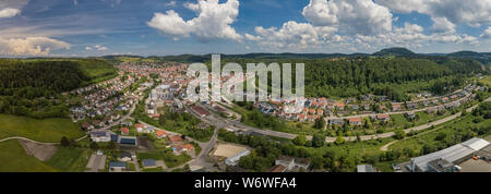 Albstadt dall'alto. Una bella città verde con colline in estate. Foto Stock