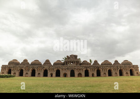 Rovine dell'Elefante stabile all'interno del contenitore Zanana di Hampi dal XIV secolo Vijayanagara regno di Hampi, Karnataka, India Foto Stock