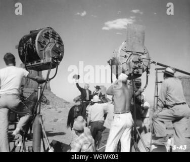 JOHN WAYNE e WARD BOND in posizione Monument Valley candide le riprese sul set ricercatori 1956 direttore John Ford romanzo Alan Le può C.V. Whitney Pictures / Warner Bros Foto Stock