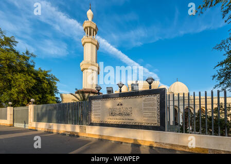 Aqaba Giordania - 6 Novembre 2017: iscrizione sul recinto della più grande moschea di Giordani Al-Sharif Al-Hussein Bin Ali nel centro di Aqaba Giordania Foto Stock