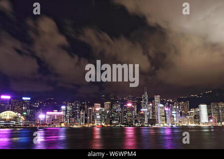 Victoria Harbour di notte, Hong Kong Foto Stock