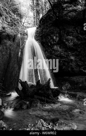 La cascata nel bosco in un pallido (Umbria, Italia) Foto Stock