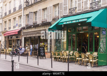 Paris Marais Rue Vieille du Temple - Street nel quartiere Marais di Parigi, che si estende lungo la terza e quarta circondari. In Francia, in Europa. Foto Stock