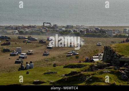 La folla a guardare il Banger Derby car race, uno degli eventi nell'Golspie annuale Settimana di Gala 2019, nelle Highlands scozzesi, Gran Bretagna Foto Stock