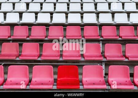 Stadium sedili, una sede spicca in colore rosso. Calcio, calcio o baseball stadium tribune senza ventole. Foto Stock