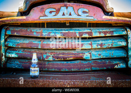 Abbandonato il vecchio camion vengono lasciati nei campi lungo la strada di Adobe, Sonoma, California Foto Stock