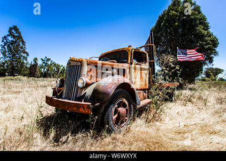 Abbandonato il vecchio camion vengono lasciati nei campi lungo la strada di Adobe, Sonoma, California Foto Stock