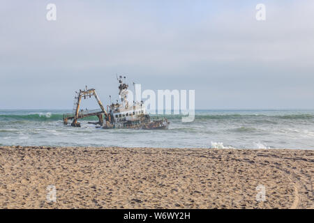 Uno dei molti arrugginimento nave Zelia (India) scafi lungo la Skeleton Coast. Foto Stock