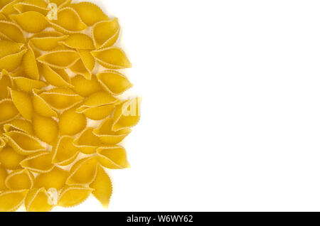 Pasta conquilled su uno sfondo bianco isolato con spazio di copia Foto Stock