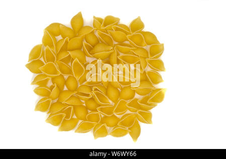 Pasta conquilled su uno sfondo bianco isolato Foto Stock