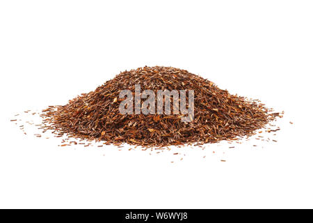 Cumulo di rooibos foglie di tè isolati su sfondo bianco. Foto Stock