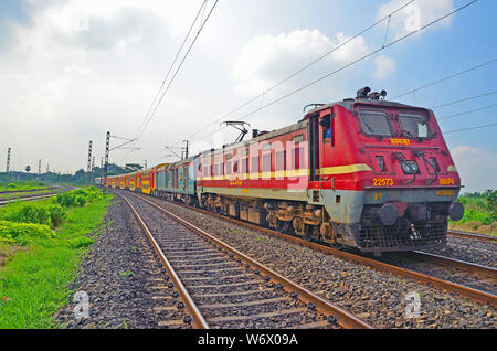 WAP-4 classe di treno elettrico locomotiva trainare Express, Ferrovie indiane, Bengala Occidentale, India Foto Stock