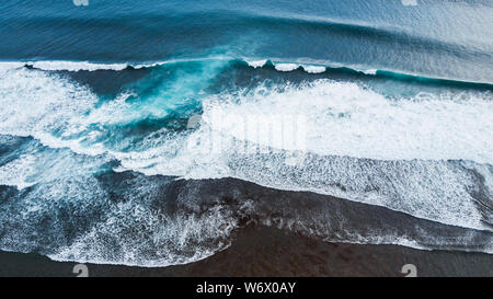 Vista aerea del grande oceano onde. Panoramica Foto drone. Sfondo blu, con spazio vuoto Foto Stock