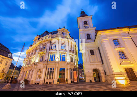 Chiesa della Santa Trinità e Sibiu Municipio sulla grande piazza in Sibiu. Sibiu, Contea di Sibiu, Romania. Foto Stock